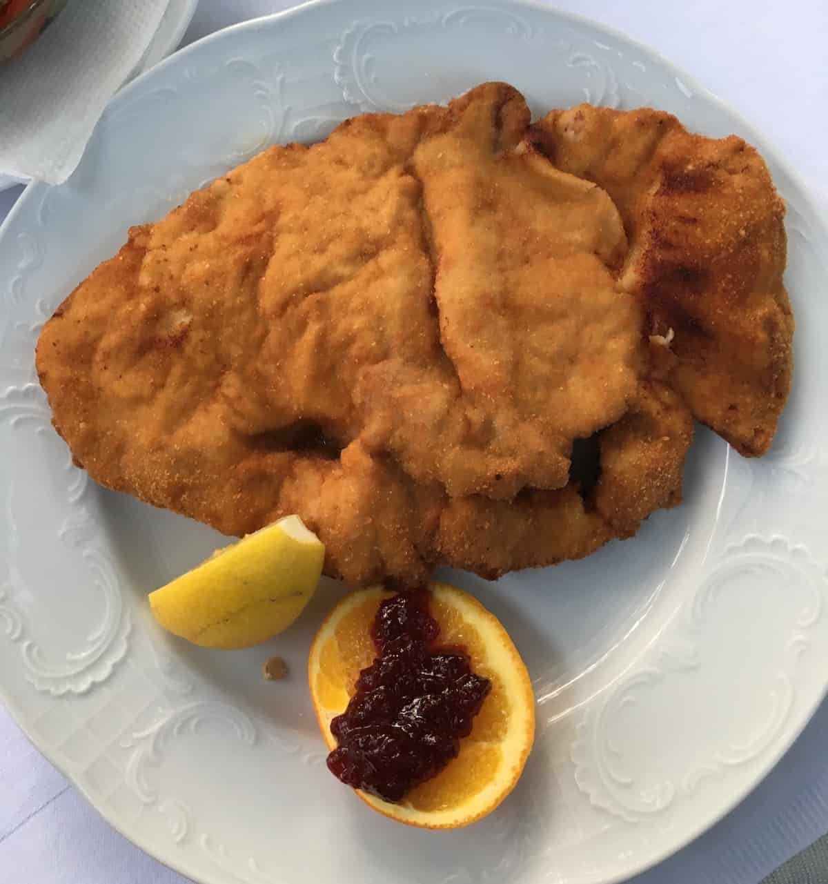 AOO-schnitzel-eten-met-kinderen-in-graz-vme-8268 Schitzel met preiselbeeren