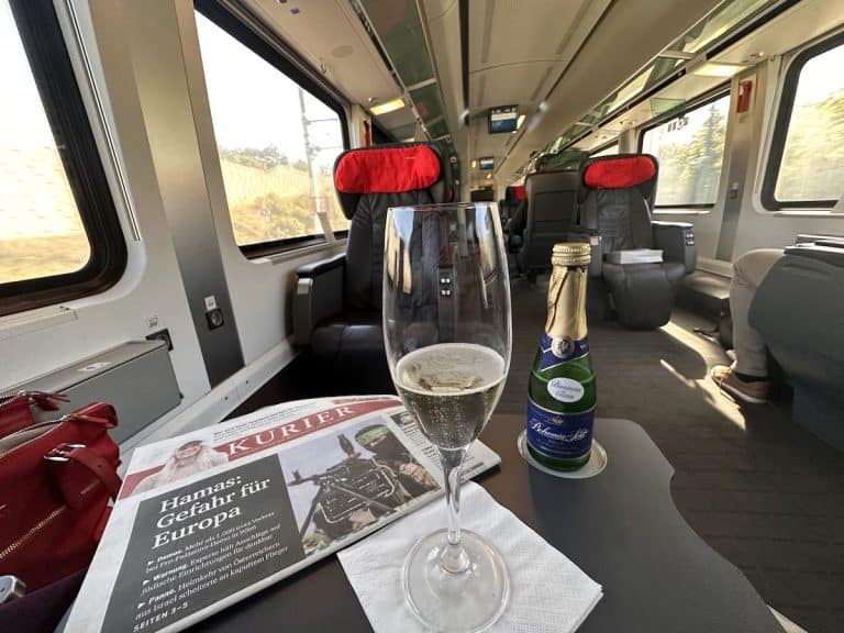In de Oostenrijkse hoge snelheidstrein is het goed sekt drinken tijdens je rit over de koralmbahn