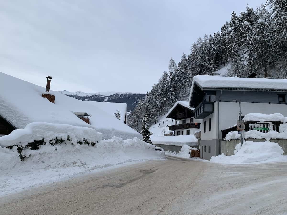 AOO-besneeuwde-weg-sneeuwsokken-vme-2022-1934 Wintersport villas boeken