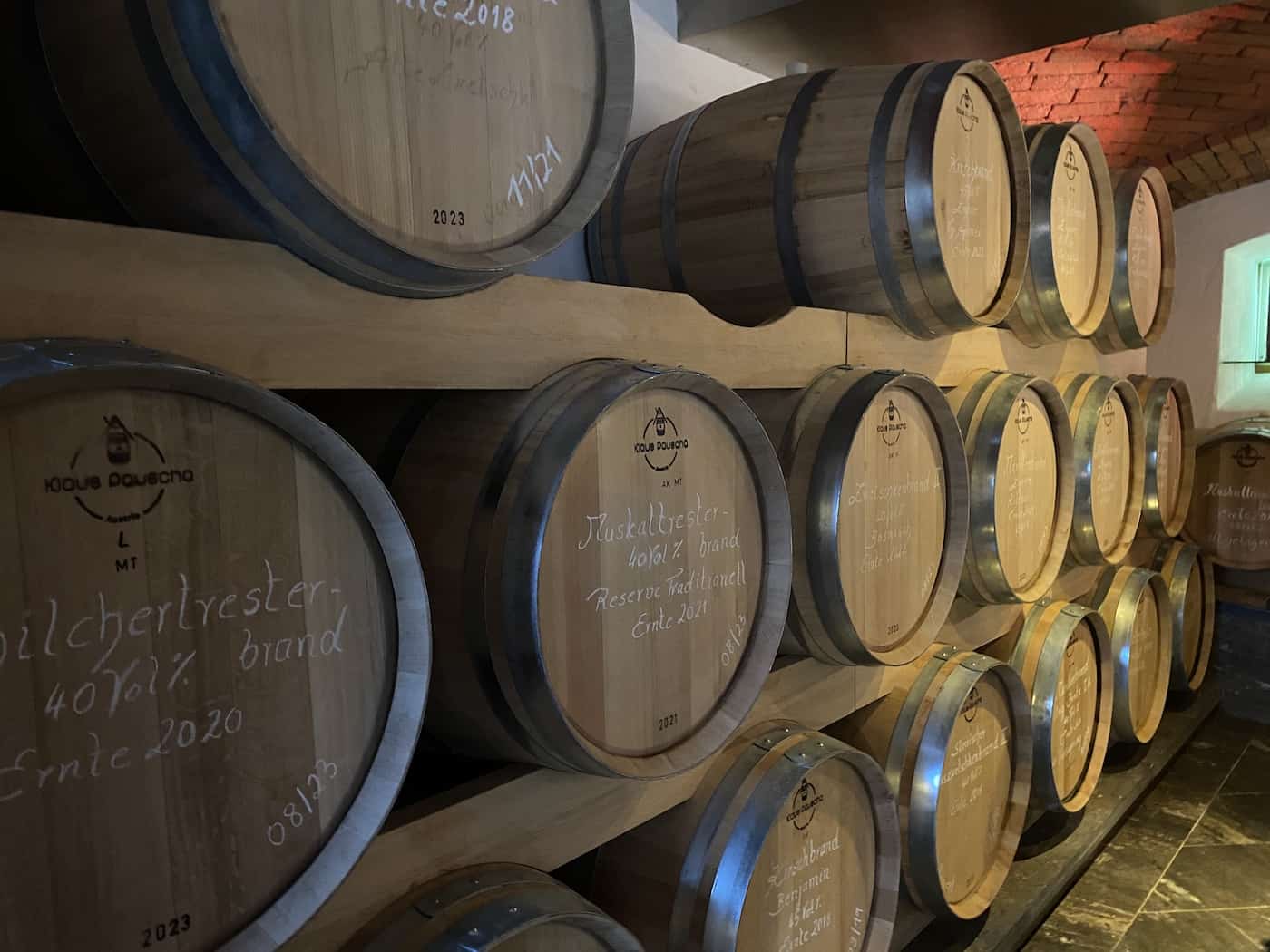 Schnaps in Oostenriijk - De rijping in houten vaten Schnaps in Oostenriijk - De rijping in houten vaten