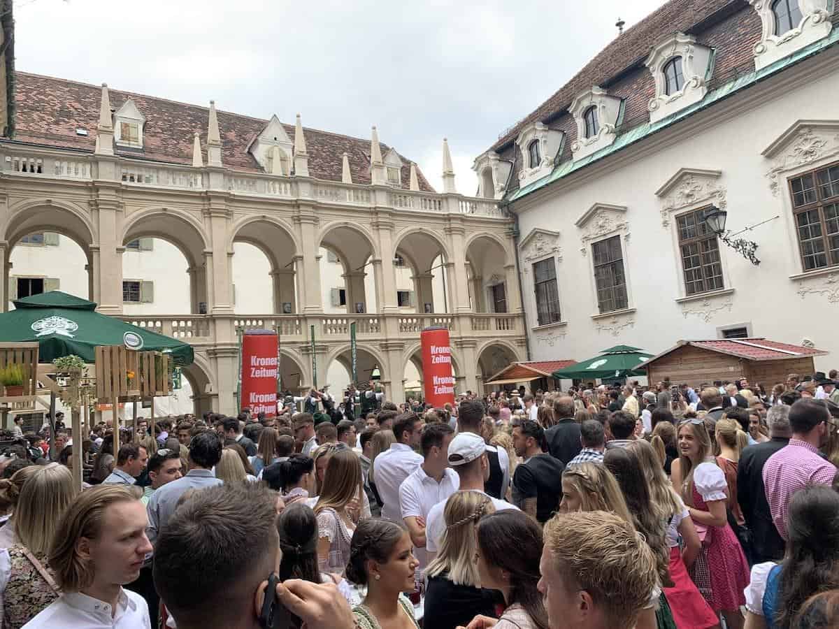 Aufsteiern in Graz - een dorpsfeest in tradionele tracht in de binnenstad van Graz Aufsteiern in Graz - een dorpsfeest in tradionele tracht in de binnenstad van Graz
