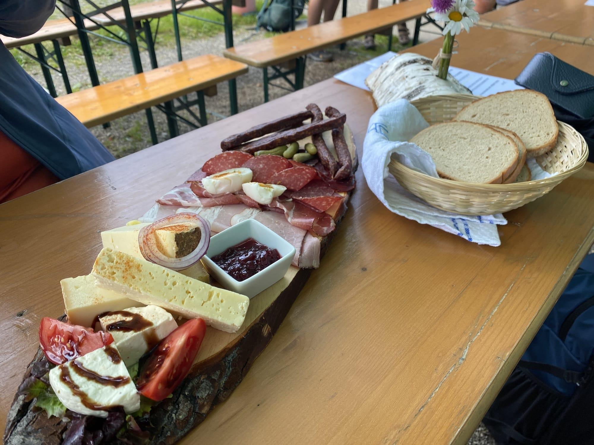 Eten bij een Alm in Oostenrijk