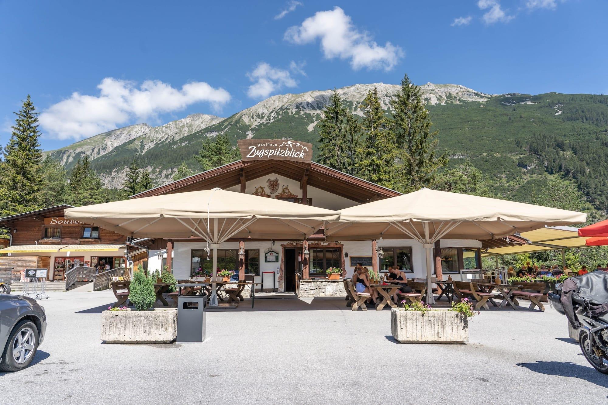 Even stoppen om iets te eten of te drinken op de Fernpass is een goed idee.