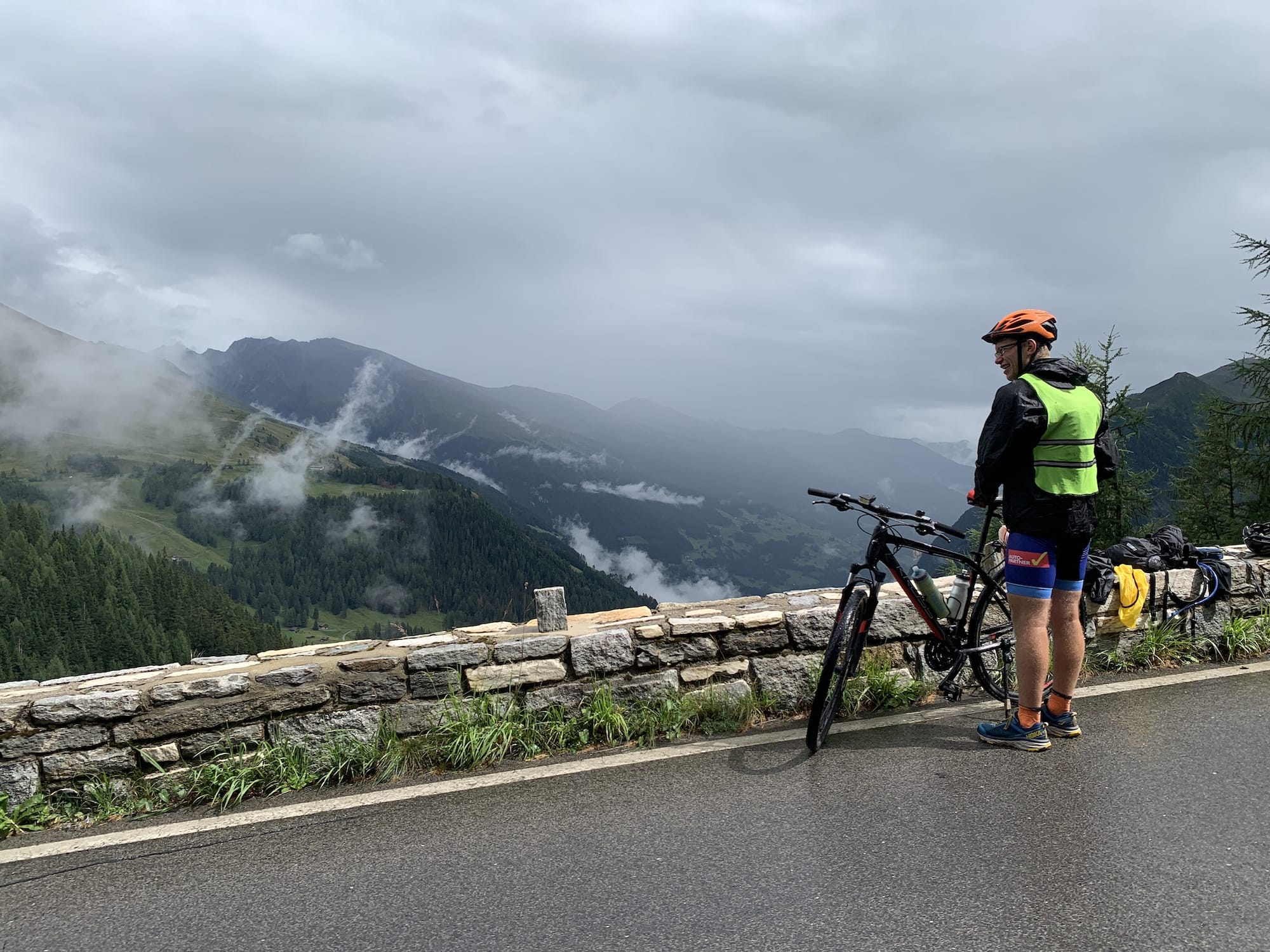Het kan ook regenen in Juli, zoals hier tijdens een fietstocht op de Großglockner.