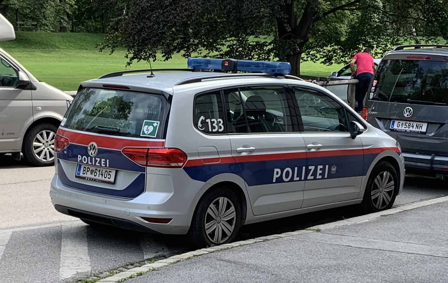 Oostenrijks kenteken op een politieauto