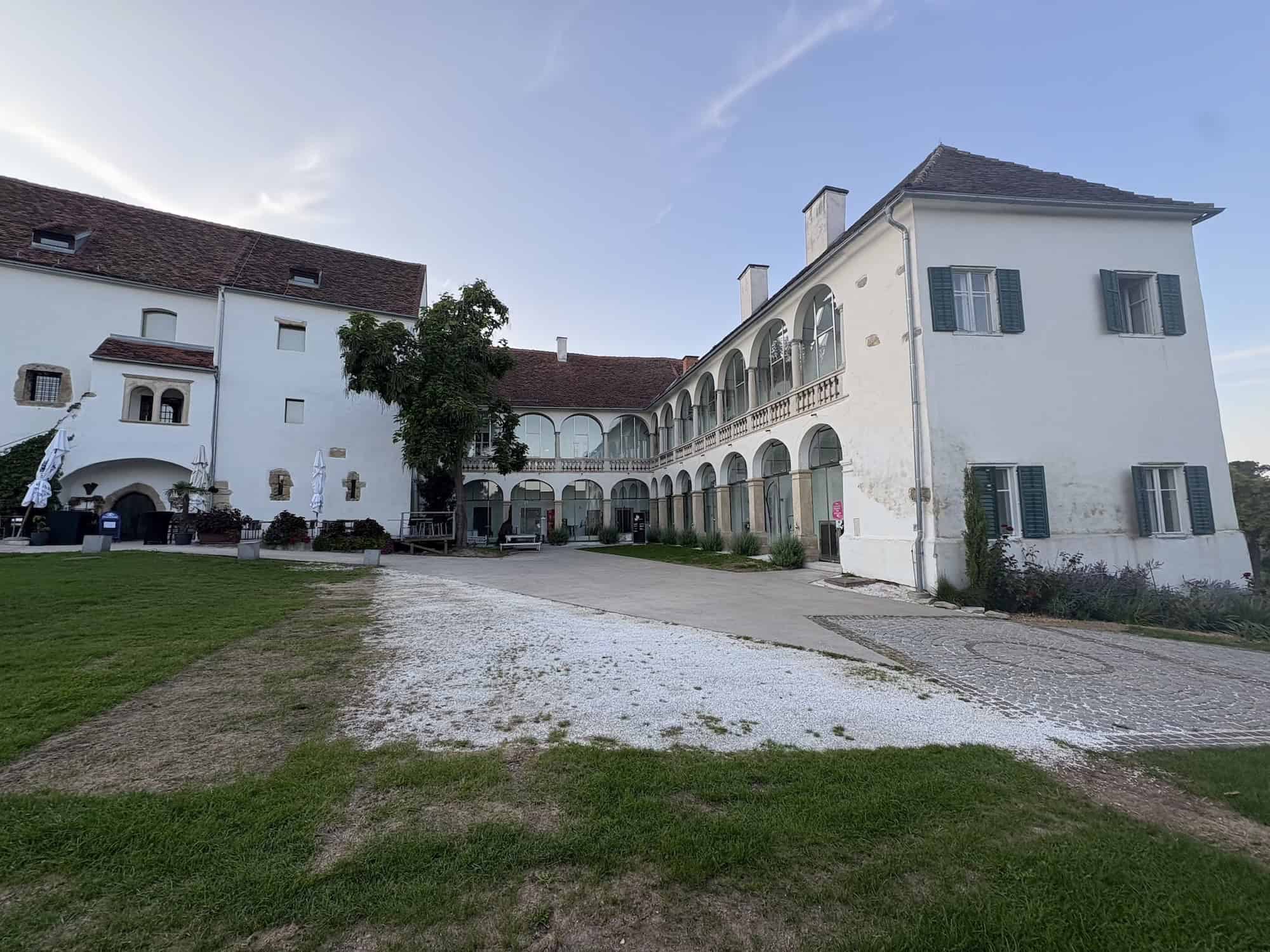 Hartberg - De historische binnenstad met het karmiliterklooster Hartberg - De historische binnenstad met het karmiliterklooster
