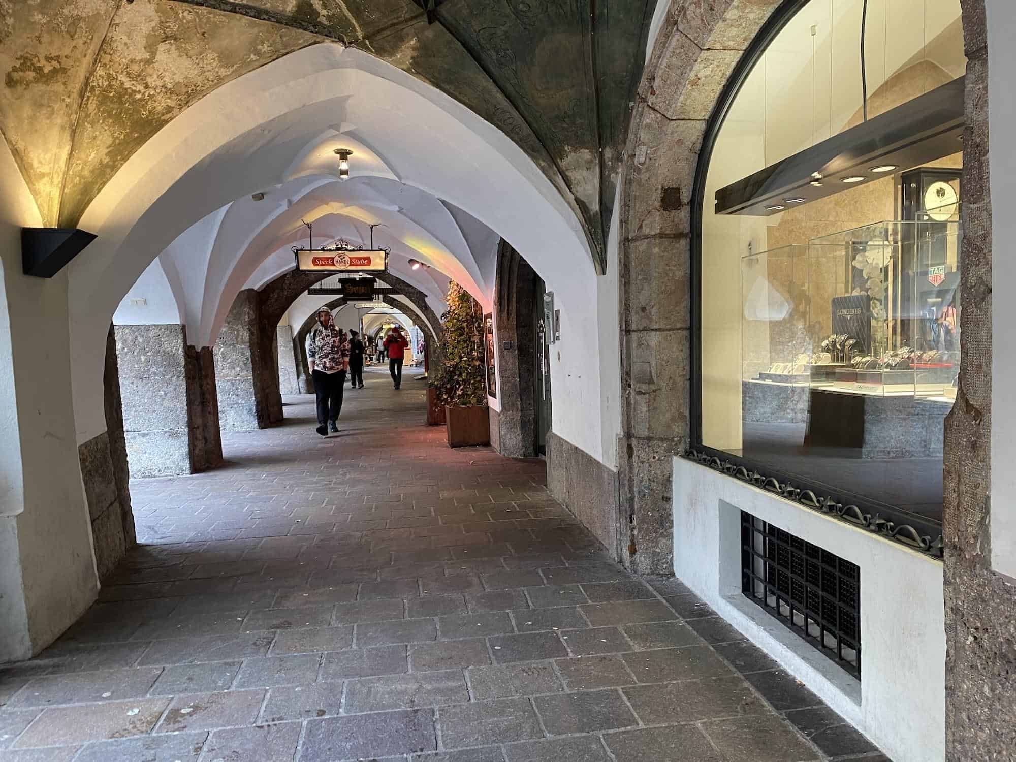 Winkelen in de oude bezienswaardige binnenstad van Innsbruck Winkelen in de oude bezienswaardige binnenstad van Innsbruck