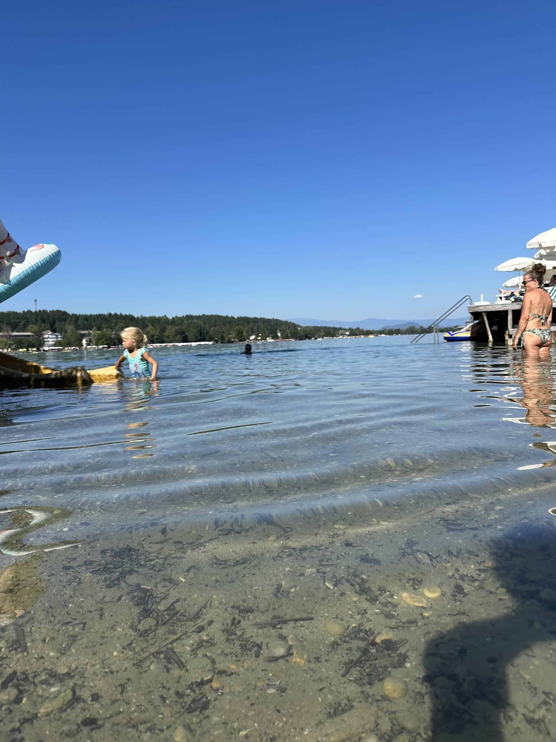 De Klopeiner See in Karinthië. Het warmste meer van Europa Zomervakantie in Oostenrijk aan één van de prachtige meren