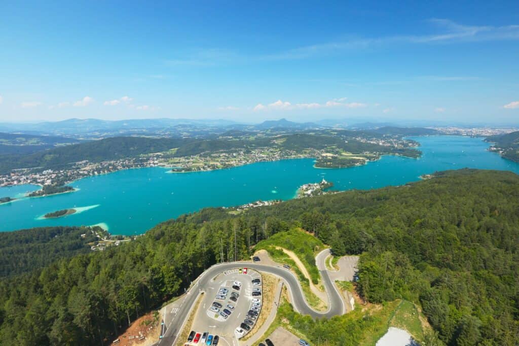 Wörthersee: het blauwe hart van Karinthië Wörthersee vanaf de Pyramidenkogel
