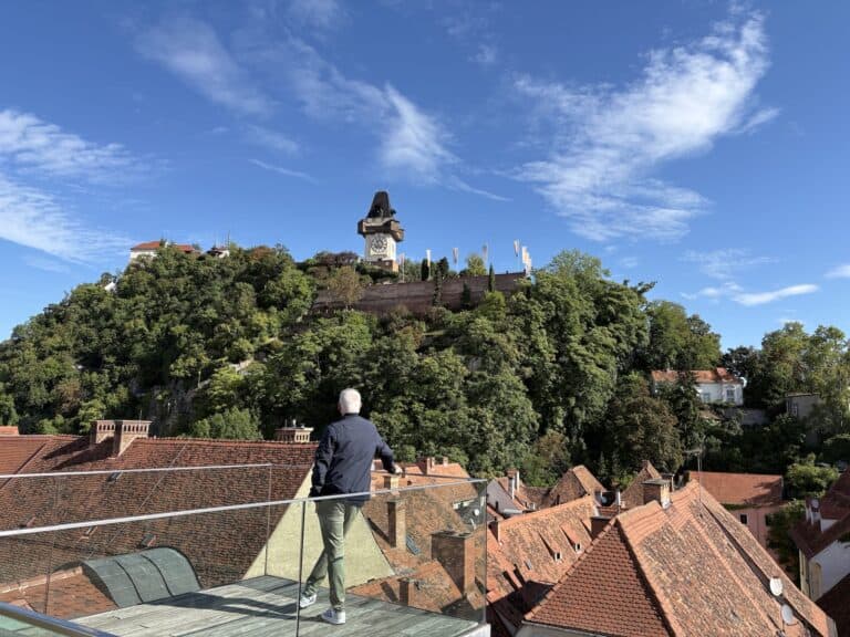 48 uur in Graz - Uitzicht op de Schlossberg vanaf het dakterras van kastner und Ohler