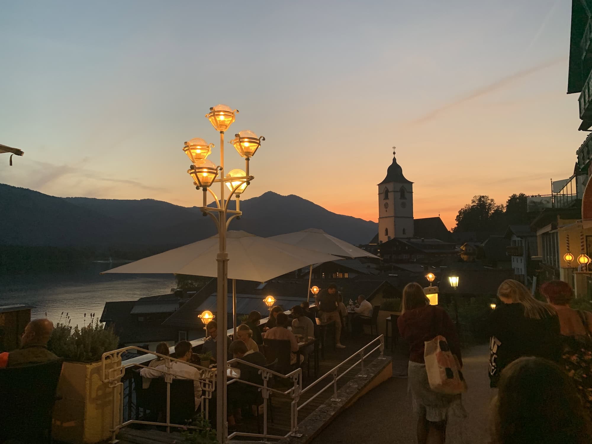 De Wolfgangsee in het Salzkammergut tijdens zonsondergang