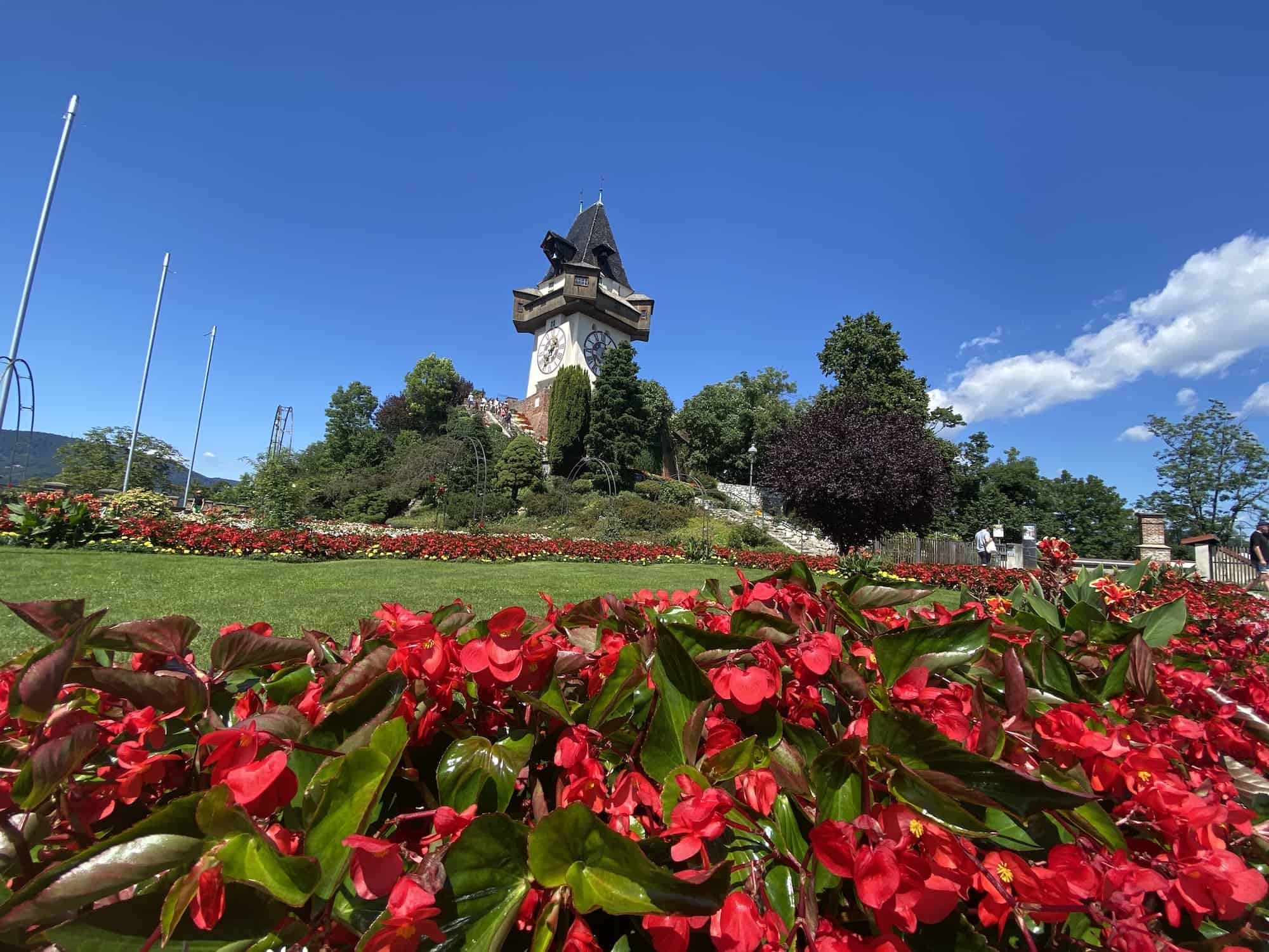 48 uur in graz is niet compleet zonder een bezoek aan de Uhrturm op de Schlossberg.