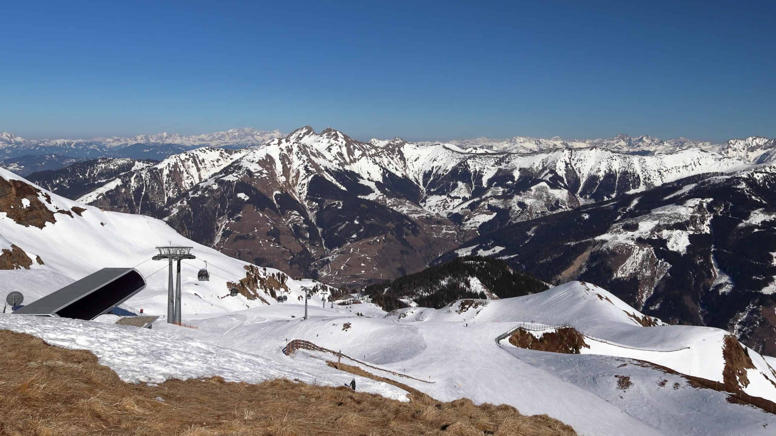 Moderne skiliften in Rauris in de Winter