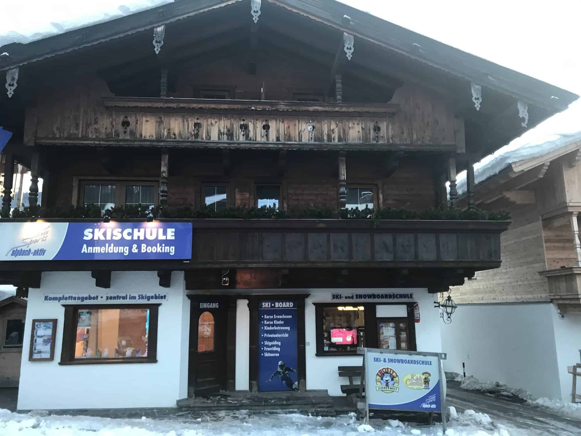 Een skischool tijdens een eenoudervakantie in Oostenrijk Een skischool tijdens een eenoudervakantie in Oostenrijk