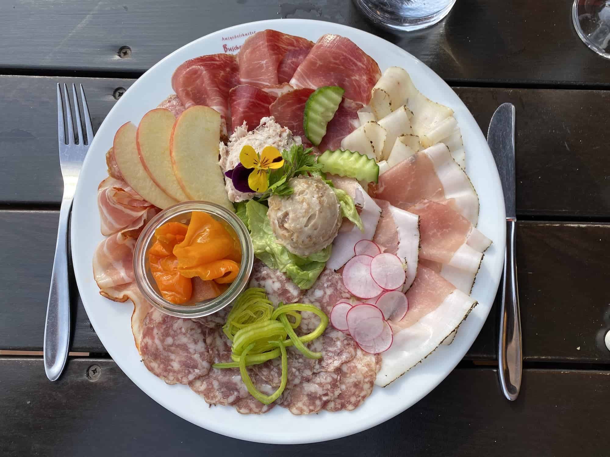 Een Jause is oostenrijks voor een lunch of een bord voor lekkere dingen