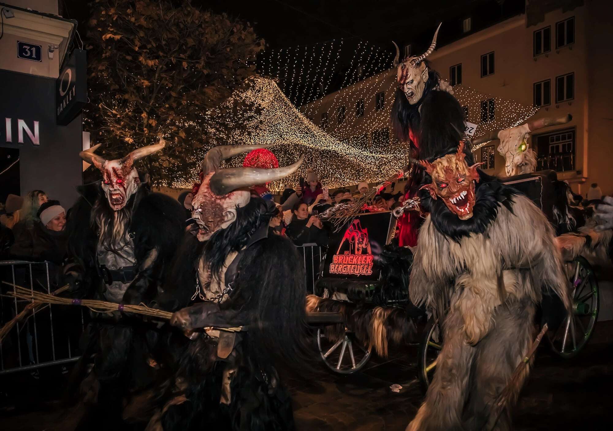 Krampuslauf in Tirol met gemaskerde figuren