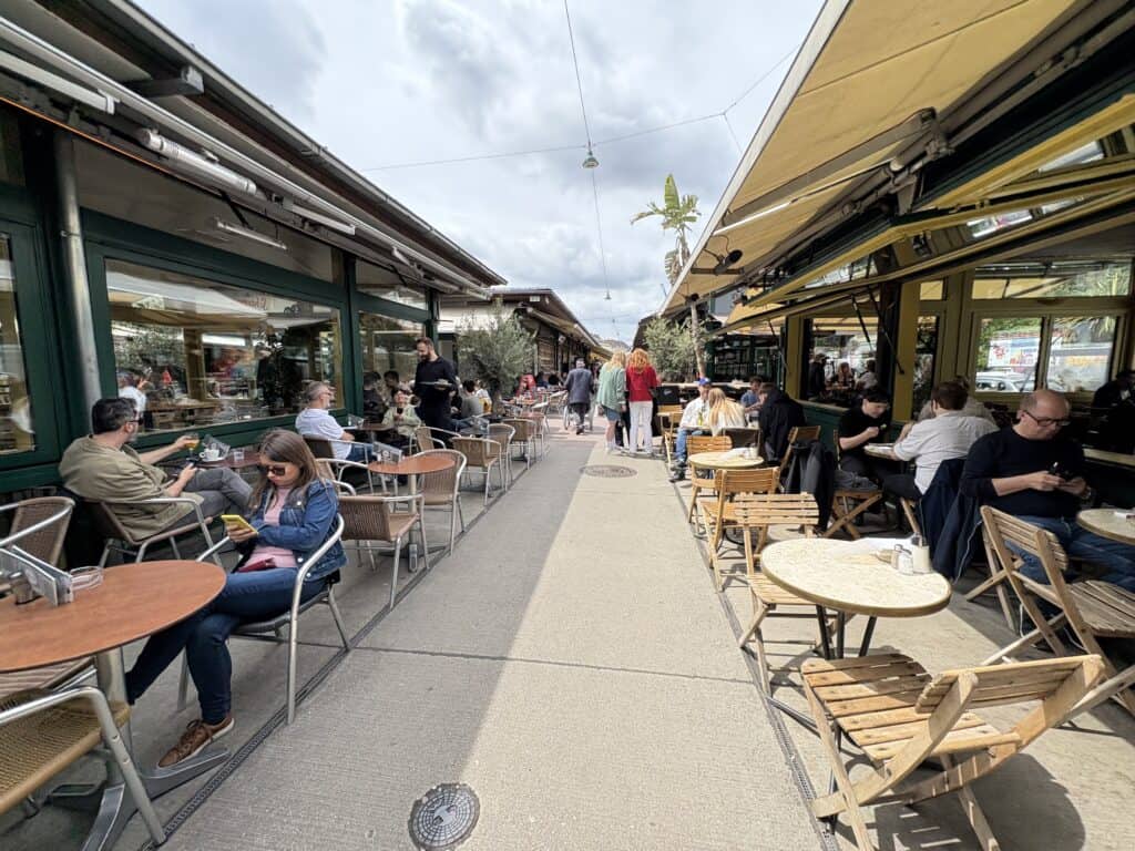 Wiener Naschmarkt Gezellige terrasjes op de markt in Wenen