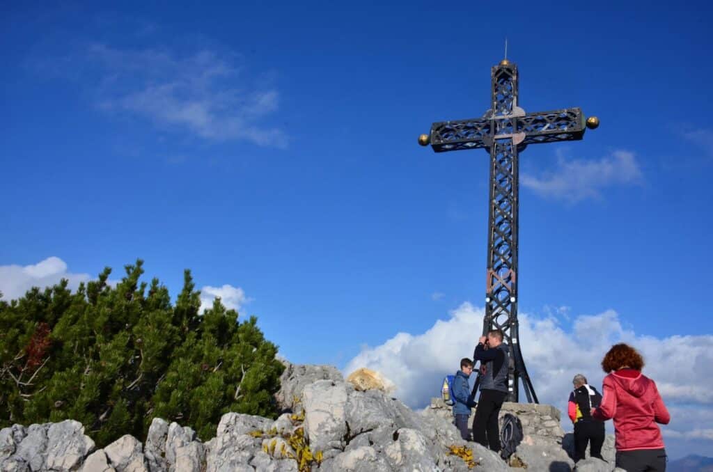 Wat is een Gipfelkreuz? De betekenis van het bergkruis in Oostenrijk Gipfelkreuz uit metaal, een modernere versie