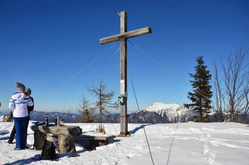 Wat is een Gipfelkreuz? De betekenis van het bergkruis in Oostenrijk Een gipfelkreuz staat altijd op de top van de berg