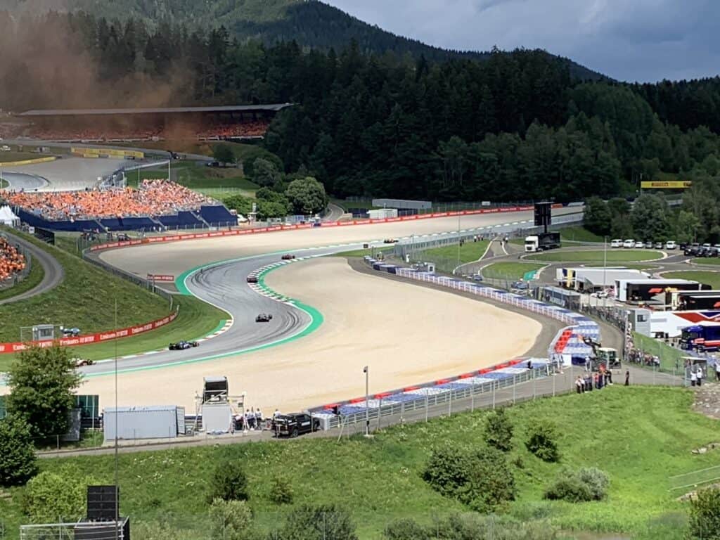 Wat neem je mee naar de Formule 1 in Spielberg tijdens warm zomerweer? Genieten van de F1 ook tijdens een F1 in Oostenrijk