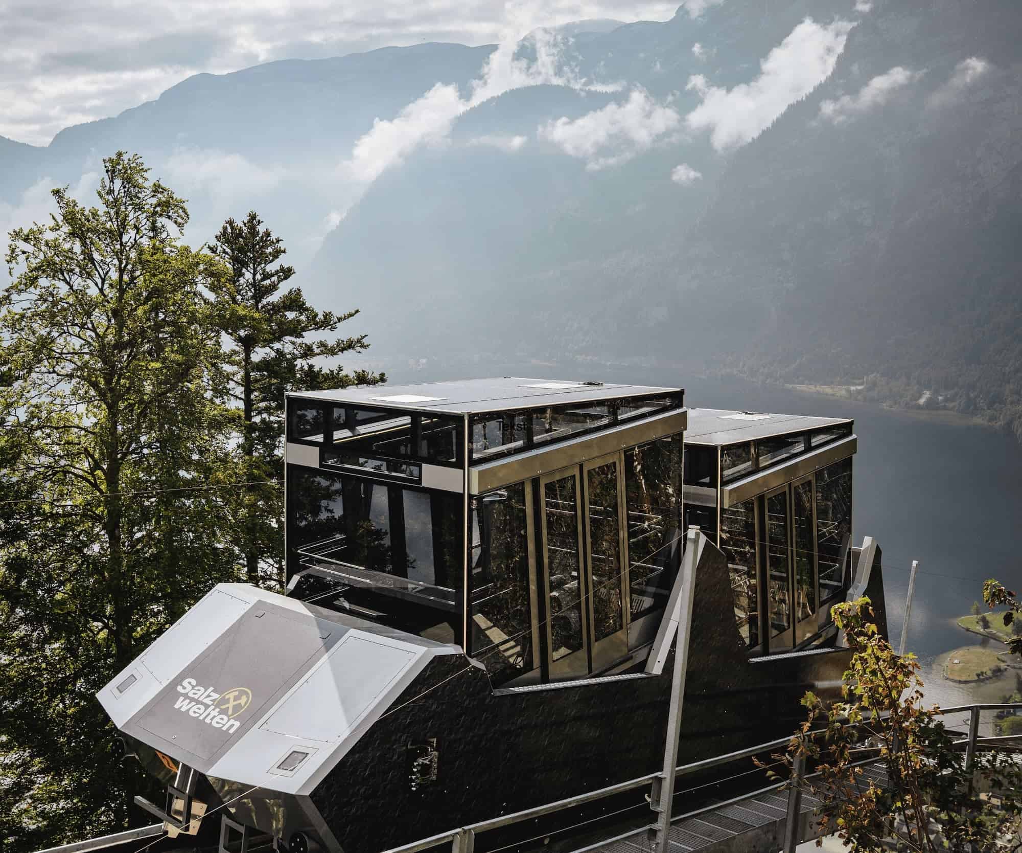 Nieuwe lift voor de Salzwelten in Hallstatt naat het uitzichtsplatform over Hallstatt